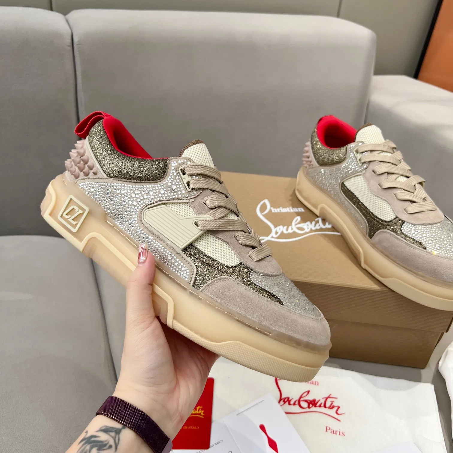 Men's clothing and shoes 💰760. Drill surface. 🌹🌹🌹̋Wang Junkai Yang Mi Xu Kai Zhang Jingyi Ding Chengxin Chen Muchi Wang Ziyi Same style Christian Louboutin 2024 [New product] Drill surface ASTROLOUBI thick-soled sports shoes for men, red-soled shoes, the perfect fusion of fashion and sports, The fabrics are made of luxurious calfskin, soft suede, smooth satin and laminated leather, and the back is decorated with classic rivets. The interior is blended with a knitted tongue for added durability, breathability and quick-drying comfort. The outsole is made of a combination of EVA foam and imported rubber, and the colorful CL iconic letters on the side of the outsole show the brand's unique style. It is a ceiling-level comfortable skate shoe! ! ! Multiple colors available, currently men’s sizes 39--45